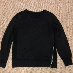 Black pullover crew neck sweatshirt